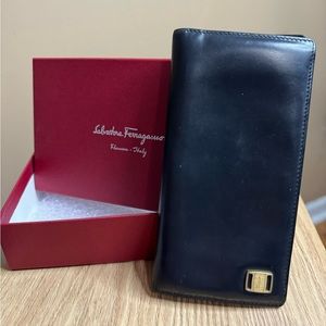 ✨SALVATORE FERRAGAMO LEATHER BIFOLD W/ BOX✨